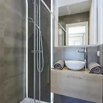 Bright & Modern 2 Bedroom 300m To The - דירה מארבלה