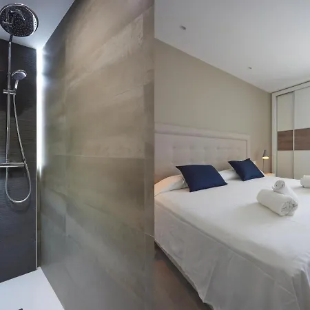 Bright & Modern 2 Bedroom 300m To The - Apartment