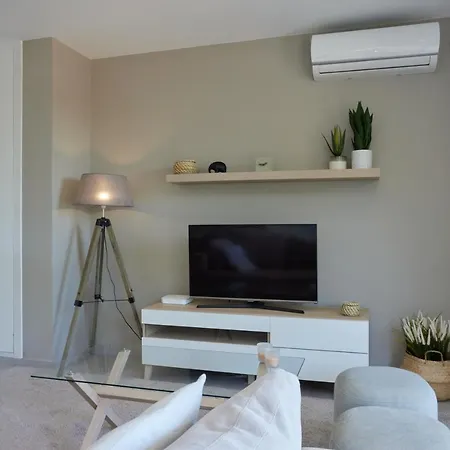 Bright & Modern 2 Bedroom 300m To The - דירה מארבלה