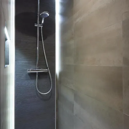 Bright & Modern 2 Bedroom 300m To The - Apartment