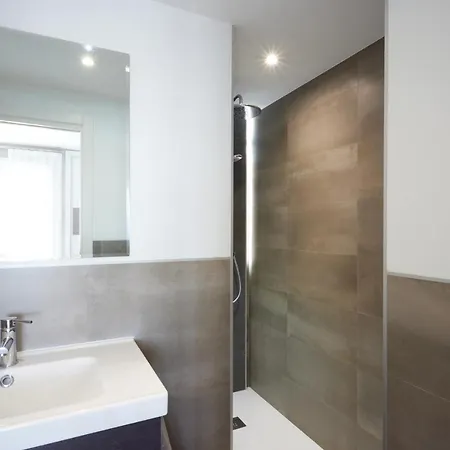Bright & Modern 2 Bedroom 300m To The - Apartment *