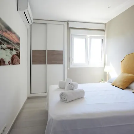 Bright & Modern 2 Bedroom 300m To The -